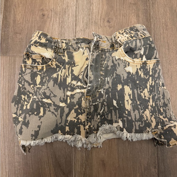 Dresses & Skirts - women camoflauge skirt. 
size xs.